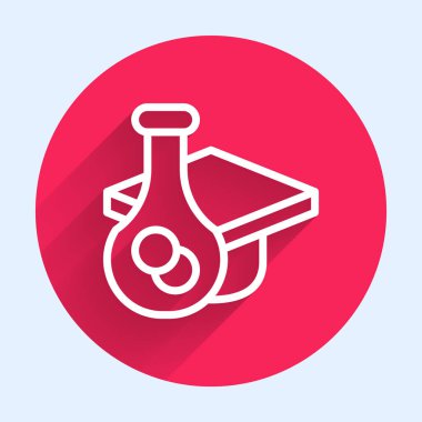 Beyaz çizgi mezuniyet başlığı simgesi uzun gölge arkaplan izole. Tassel ikonlu mezuniyet şapkası. Kırmızı daire düğmesi. Vektör