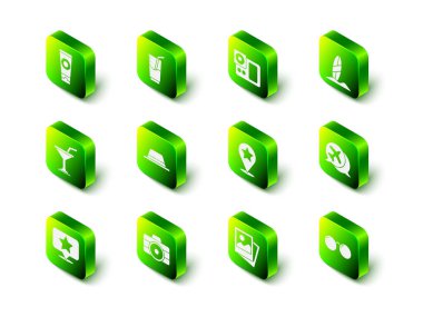 Kokteyl ve alkol içeceğini, fotoğraf makinesini, sörf tahtasını, konuşma baloncuğunu uçak, gözlük, harita işaretleyici yıldız ve simgeyle ayarla. Vektör