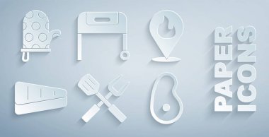 Çapraz çatal ve spatula, ateş alevi, biftek eti, ızgara ızgara ve fırın eldiveni olan bir yer ayarla. Vektör