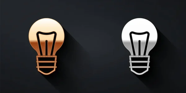 Золотая и серебряная лампочка с иконой идеи, выделенной на чёрном фоне. Символ энергии и идеи. Концепция вдохновения. Длинный стиль тени. Вектор — стоковый вектор