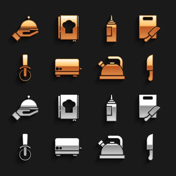 Set Toaster, Schneidebrett und Messer, Messer, Wasserkocher mit Griff, Pizza, Saucenflasche, überdachtes Tablett und Kochbuch-Symbol. Vektor — Stockvektor