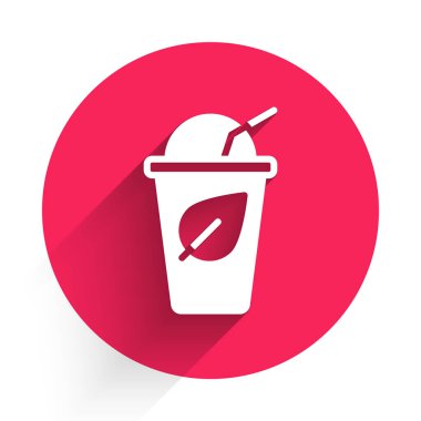 Uzun gölgeli yaprak ikonlu beyaz çay fincanı. Tatlı doğal yemek. Kırmızı daire düğmesi. Vektör