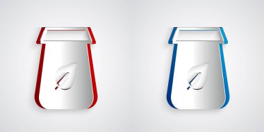 Kağıt kesiği Çay ambalajı simgesi gri arkaplanda izole edildi. Çayla birlikte kağıt poşet. Kağıt sanatı tarzı. Vektör