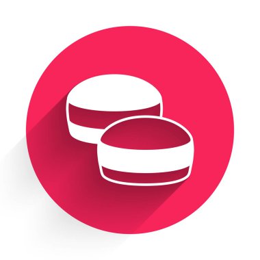 Beyaz makarna kurabiye ikonu uzun gölge arkaplan izole. Makarna tatlı fırın. Kırmızı daire düğmesi. Vektör