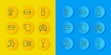 Şemsiyeli güneş yatağı, banyo küveti, askıda havlu, masa lambası, otel valiz arabası, dijital kapı kilidi lütfen rahatsız etmeyin ve kanepe ikonu. Vektör