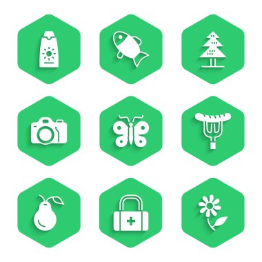 Kelebek, ilk yardım çantası, Çiçek, Sosis çatalda, Armut, Fotoğraf makinesi, Ağaç ve Güneş kremini tüp simgesinde ayarla. Vektör