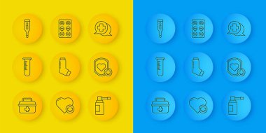 İlk yardım çantasını, test tüpünü ve matarasını, spreyli ilaç şişesini, kalp atış hızını, dijital termometreyi, diyalog doktorunu ve su toplayan hapları hazırlayın. Vektör