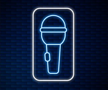 Parlayan neon hattı mikrofon simgesi tuğla duvar arka planında izole edildi. Radyodaki mikrofondan. Sözcü işareti. Vektör