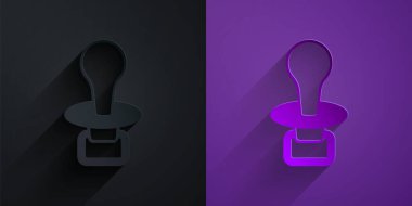 Kağıt kesiği Bebek Emziği simgesi mor arka planda siyah üzerine izole edilmiş. Çocuk oyuncağı. Kağıt sanatı tarzı. Vektör