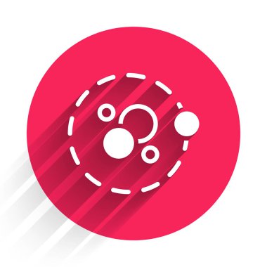 Beyaz Atom simgesi uzun gölge arkaplanı ile izole edildi. Bilimin, eğitimin, nükleer fiziğin, bilimsel araştırmaların sembolü. Kırmızı daire düğmesi. Vektör