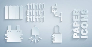 Alarm zilini, güvenlik kamerasını, kurşun geçirmez yeleği, güvenlik kilidini, ikili kodu ve bahçe çiti ahşap ikonunu ayarla. Vektör