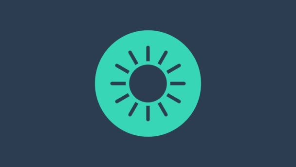 Значок бирюзового солнца выделен на синем фоне. Видеографическая анимация 4K — стоковое видео