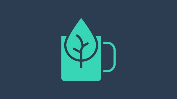 Taza de té turquesa con icono de la hoja aislado sobre fondo azul. Dulce comida natural. Animación gráfica de vídeo 4K — Vídeo de stock