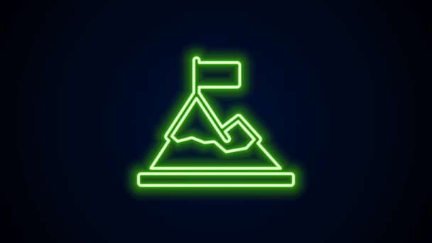 Leuchtende Neon Line Mountains mit Flagge auf dem oberen Symbol isoliert auf schwarzem Hintergrund. Symbol für Sieg oder Erfolg. Zielerreichung. 4K Video Motion Grafik Animation — Stockvideo