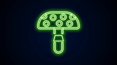 Parlayan neon hattı Amanita muscaria ya da siyah arka planda izole edilmiş agarik halüsinojenik mantar mantar ikonu. Benekli zehirli mantar. 4K Video hareketli grafik canlandırması
