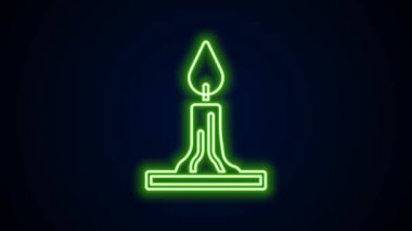 Parlayan neon çizgisi, siyah arkaplanda izole edilmiş şamdan ikonunda yanan mum. Silindirik mum çubuğu ve yanan ateş. 4K Video hareketli grafik canlandırması