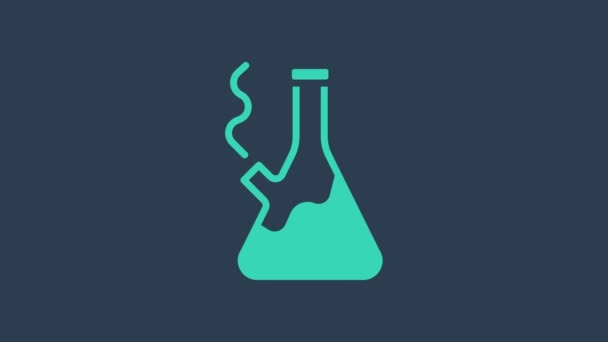 Pipa de vidrio turquesa para fumar marihuana o icono de cannabis aislado sobre fondo azul. Animación gráfica de vídeo 4K — Vídeo de stock