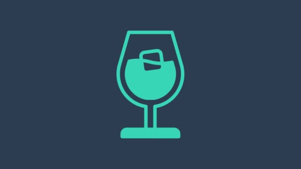 Icona in vetro di vino turchese isolata su sfondo blu. Un cartello di vetro. Animazione grafica 4K Video motion — Video Stock