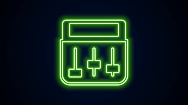 Ragyogó neon vonal Dobgép zenei producer berendezések ikon elszigetelt fekete háttérrel. 4K Videó mozgás grafikus animáció — Stock videók