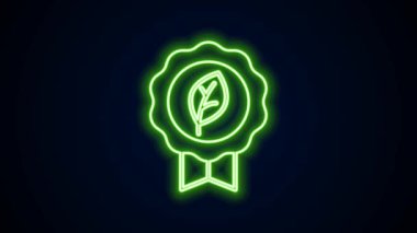 Parlayan neon çizgisi Yaprak Eko simgesi simgesi siyah arkaplanda izole edildi. Pankart, etiket, etiket, logo, çevre yeşili etiketi. 4K Video hareketli grafik canlandırması