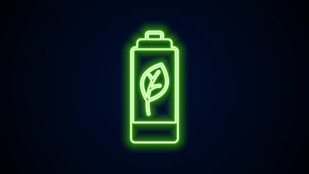 Gloeiende neon lijn Eco natuurblad en batterij pictogram geïsoleerd op zwarte achtergrond. Energie op basis van ecologisch besparingsconcept. 4K Video motion grafische animatie — Stockvideo
