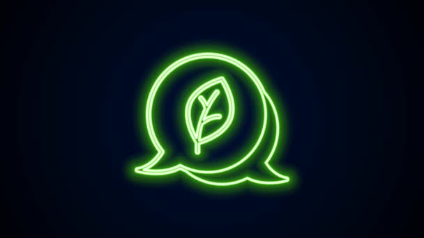 Светящийся символ неоновой линии Leaf Eco, выделенный на черном фоне. Баннер, этикетка, ярлык, логотип, наклейка на экологический зеленый. Видеографическая анимация 4K — стоковое видео