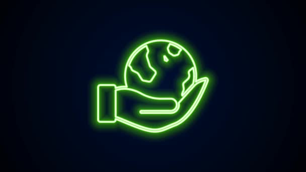 Zářící neonová čára Lidská ruka držící ikonu zeměkoule izolovanou na černém pozadí. Uložit pozemský koncept. Grafická animace pohybu videa 4K — Stock video