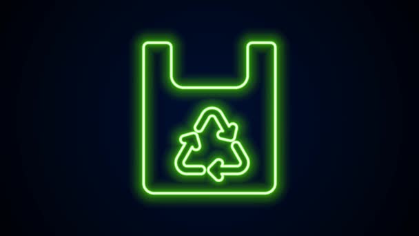 Leuchtende neonfarbene Papiereinkaufstasche mit Recycling-Symbol auf schwarzem Hintergrund. Tasche mit Recycling-Symbol. 4K Video Motion Grafik Animation — Stockvideo