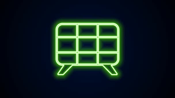 Gloeiende neon lijn Zonne-energie paneel pictogram geïsoleerd op zwarte achtergrond. 4K Video motion grafische animatie — Stockvideo
