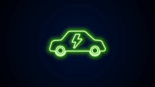 Gloeiende neon lijn Elektrische auto en elektrische kabel plug opladen pictogram geïsoleerd op zwarte achtergrond. Duurzame eco-technologieën. 4K Video motion grafische animatie — Stockvideo