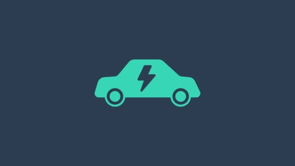Turquoise Ηλεκτρικό αυτοκίνητο και ηλεκτρικό καλώδιο βύσμα φόρτισης εικονίδιο απομονώνονται σε μπλε φόντο. Ανανεώσιμες οικοτεχνολογίες. 4K Γραφική κίνηση κίνησης βίντεο — Αρχείο Βίντεο