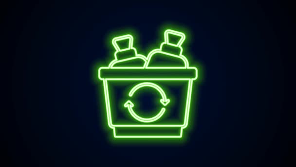 Línea de neón brillante Papelera de reciclaje con icono de símbolo de reciclaje aislado sobre fondo negro. Icono de bote de basura. Cartel de basura. Reciclar signo de cesta. Animación gráfica de vídeo 4K — Vídeos de Stock
