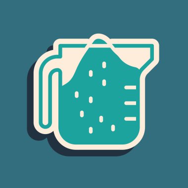 Yeşil arka planda izole edilmiş kuru ve sıvı yiyecek ikonunu ölçmek için yeşil ölçü kabı. Plastik şişenin sapı var. Uzun gölge tarzı. Vektör