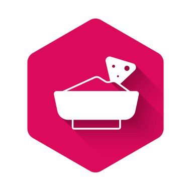 Kase ikonunda uzun gölgeli beyaz cips. Tortilla cipsi veya nachos tortilla. Geleneksel Meksika fast food menüsü. Pembe altıgen düğmesi. Vektör