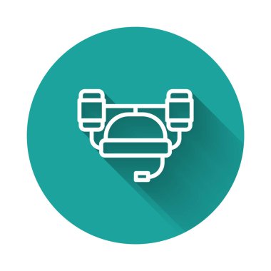 Beyaz çizgili bira kaskı ya da uzun gölgeli izole edilmiş içki ikonu. Yeşil daire düğmesi. Vektör