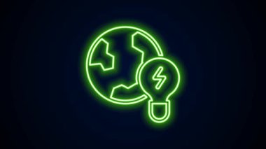 Siyah arka planda izole edilmiş ampul ikonu olan parıldayan neon hattı Küresel Enerji gezegeni. Ekoloji konsepti ve çevre. 4K Video hareketli grafik canlandırması