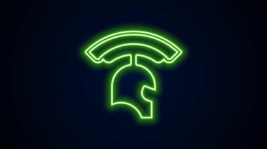 Parlayan neon hattı Roma askeri miğfer ikonu siyah arka planda izole edildi. 4K Video hareketli grafik canlandırması
