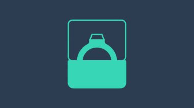 Turkuaz elmas nişan yüzüğü mavi arka planda izole edilmiş bir kutuda. 4K Video hareketli grafik canlandırması