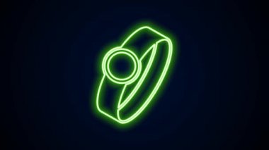 Parlak neon çizgili elmas nişan yüzüğü simgesi siyah arkaplanda izole edildi. 4K Video hareketli grafik canlandırması