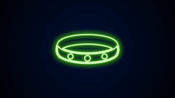 Icono de anillo de oro de línea de neón brillante aislado sobre fondo negro. Animación gráfica de vídeo 4K — Vídeo de stock
