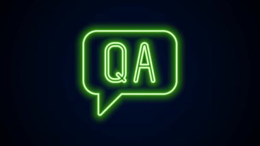 Siyah arkaplanda Soru ve Yanıt simgesiyle parlayan neon hattı konuşma baloncukları. Q ve A sembolü. SSS işareti. Konuşma balonu ve çizelgesi. 4K Video hareketli grafik canlandırması