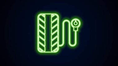 Parlayan neon hattı lastik basınç göstergesi simgesi siyah arkaplanda izole edildi. Lastik basıncını kontrol ediyorum. Gösterge, manometre. Araba emniyeti kavramı. 4K Video hareketli grafik canlandırması