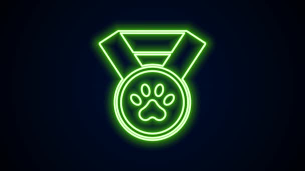 Glowing neon line Pet award 심볼 아이콘은 검은 배경에서 분리되었다. 개나 고양이 발 자국을 내고 리본을 달아. 동물을 위한 메달. 4K 비디오 모션 그래픽 애니메이션 — 비디오