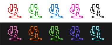 Erimiş altın çizgisi siyah ve beyaz arkaplanda izole edilmiş ikon dökülüyor. Kepçeden erimiş metal döküldü. Vektör