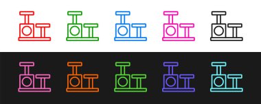 Çizgiyi, siyah ve beyaz arka planda izole edilmiş oyuncak ikonu olan kedi tırmalama direğine ayarla. Vektör