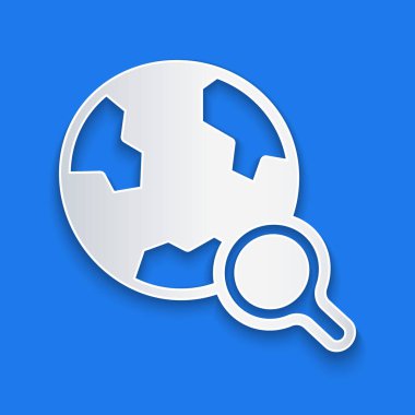 Kağıt kesiği büyüteç ve mavi arka planda izole edilmiş dünya ikonu. Dünyayı analiz ediyorum. Küresel arama işareti. Kağıt sanatı tarzı. Vektör