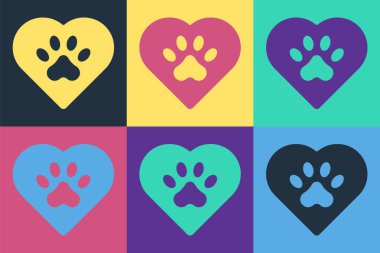 Hayvanların ayak izi ikonuna sahip pop sanat kalbi renk arkaplanında izole edilmiş. Yüreğindeki evcil hayvan pençesi. Hayvanlara sevgiler. Vektör
