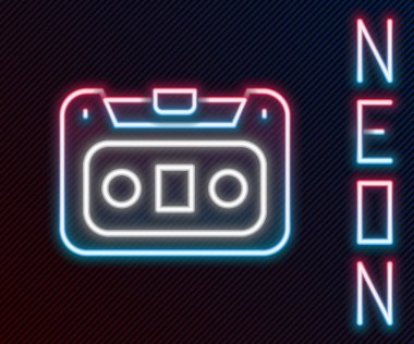 Parlayan neon hattı Retro ses kaset simgesi siyah arkaplanda izole edildi. Renkli taslak konsepti. Vektör