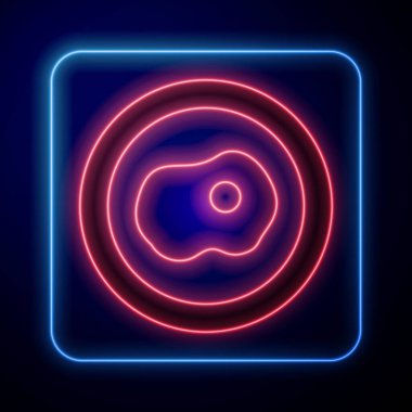 Parlayan neon rengi çırpılmış yumurta simgesi siyah arka planda izole edilmiş. Ev yemeği, sahanda yumurta, sağlıklı kahvaltı, omlet ikonu. Vektör