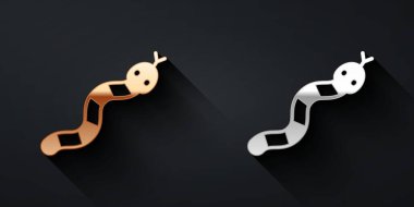 Altın ve gümüş Yılan ikonu siyah arka planda izole edildi. Uzun gölge tarzı. Vektör